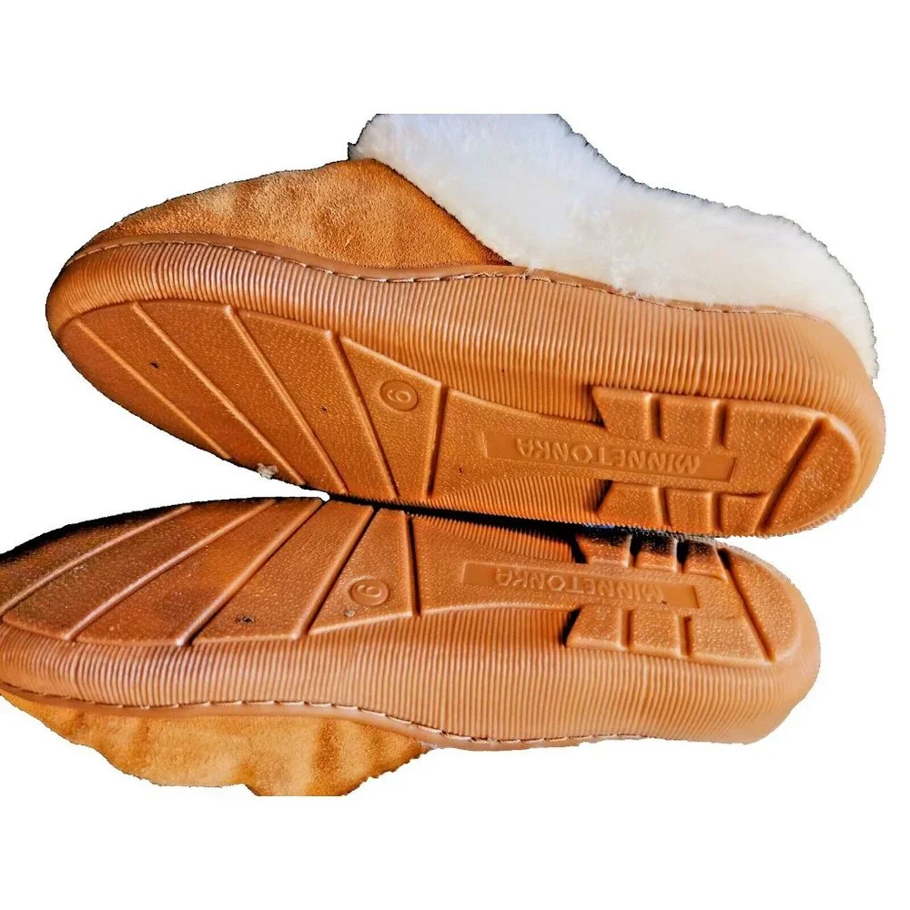 Minnetonka Moccasins size 6 slightly used - Picture 2 of 3